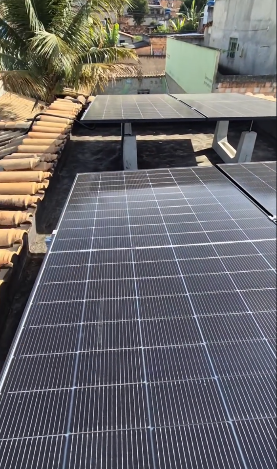 Sistema solar residencial com estrutura elevada em laje em Ribeirão das Neves, Minas Gerais