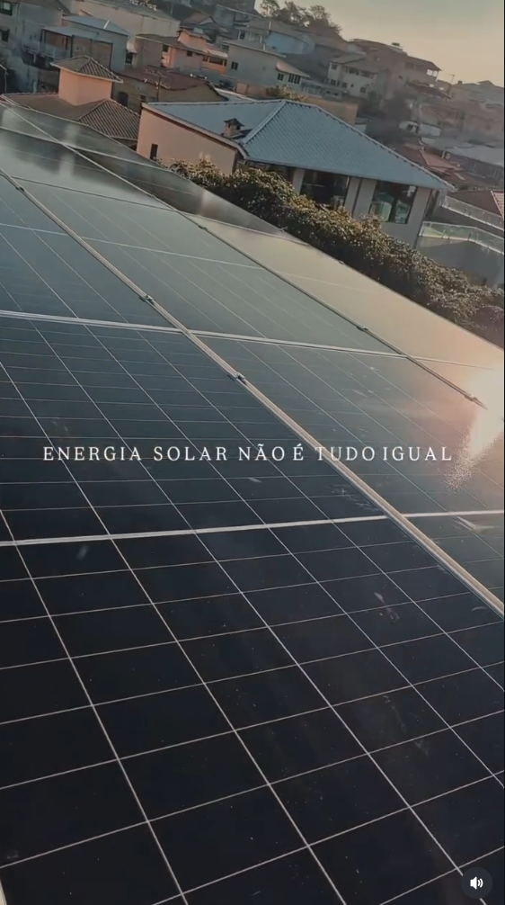 Vista aérea de painéis solares instalados em telhado residencial em Sabará, Minas Gerais