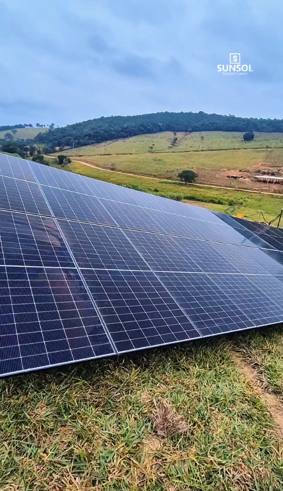 Usina solar em solo instalada em área rural de Conselheiro Lafaiete, Minas Gerais
