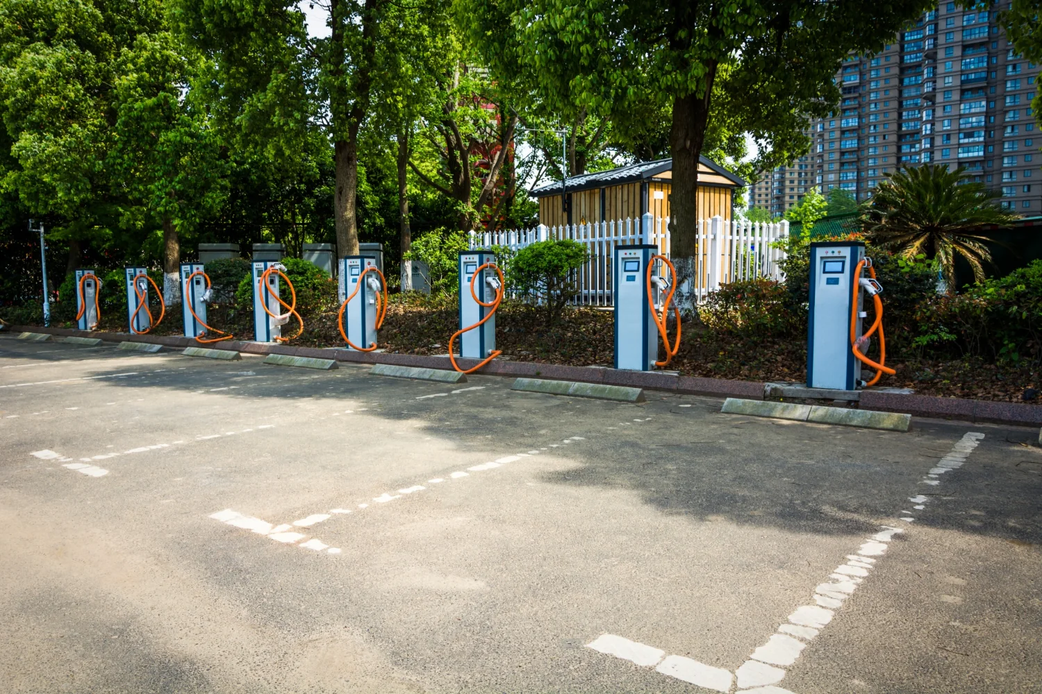 Fila de eletropostos instalados em vagas de estacionamento