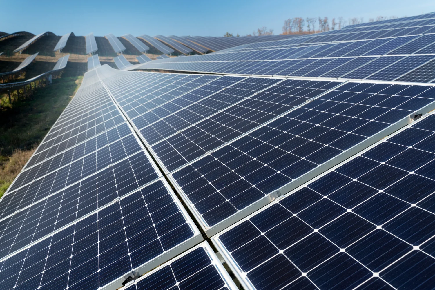 Usina fotovoltaica instalada no solo, com fileiras de módulos em área rural