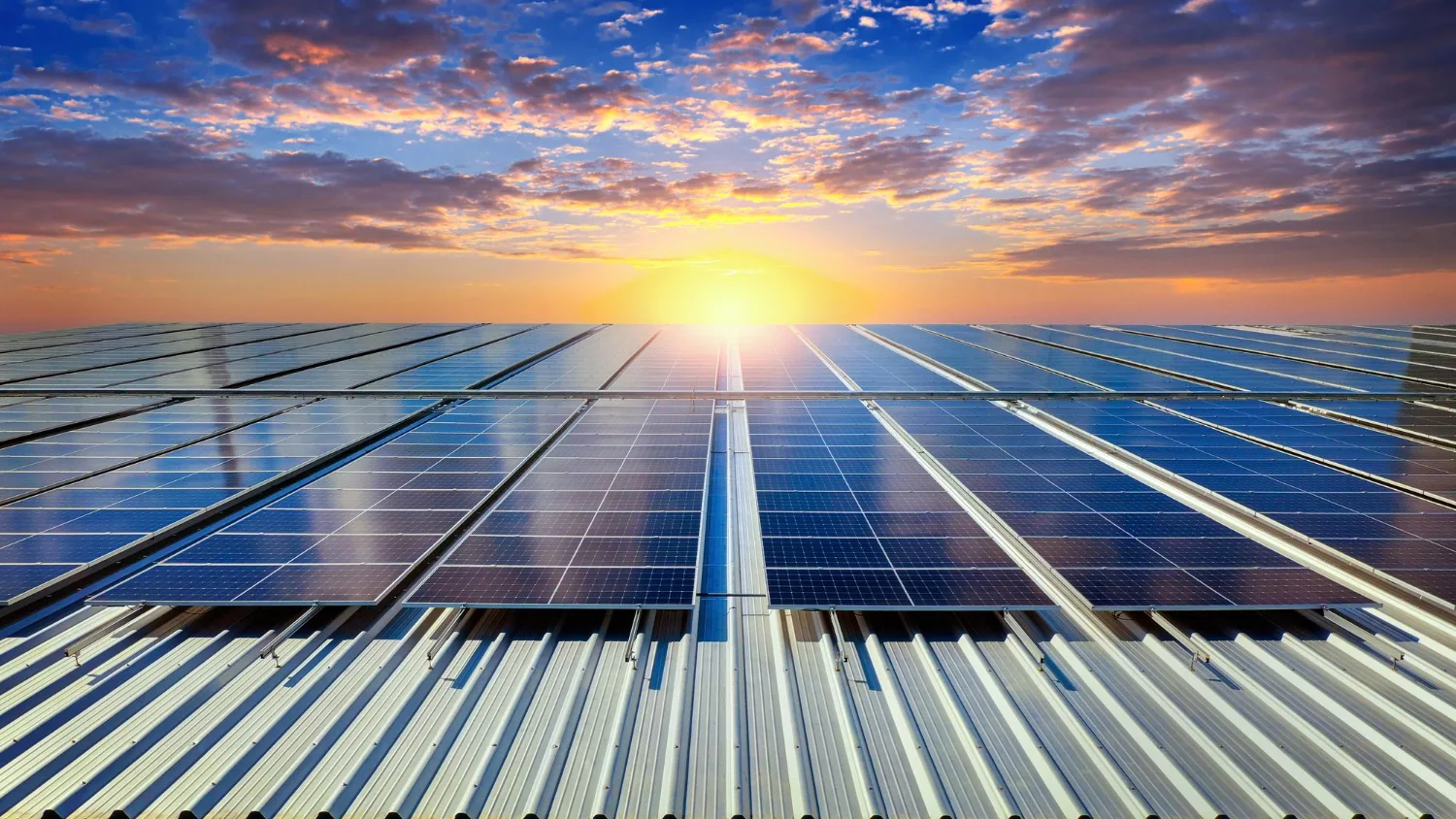 Usina fotovoltaica em telhado metálico de estabelecimento comercial