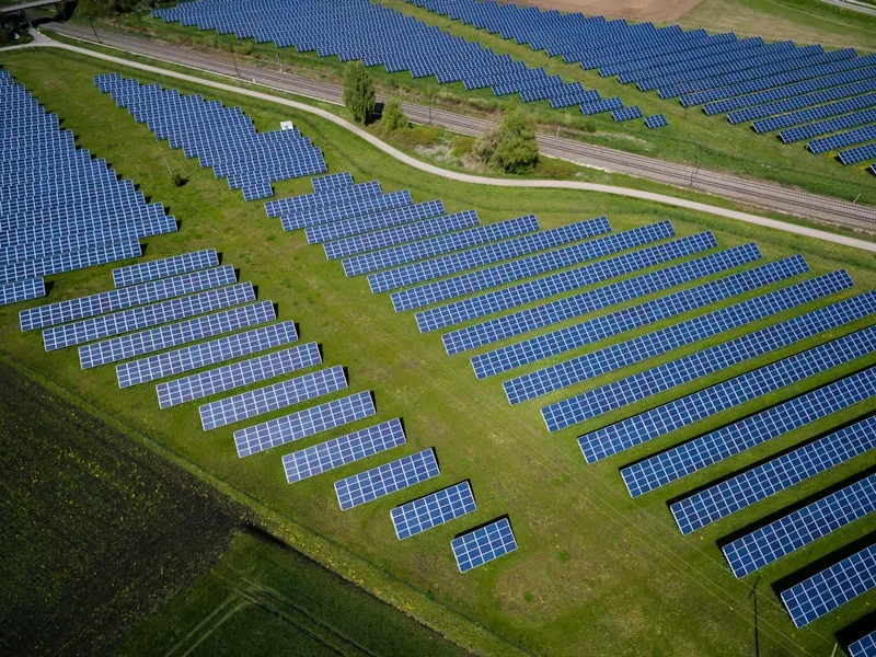 Vista aérea de usina fotovoltaica instalada no solo em área rural